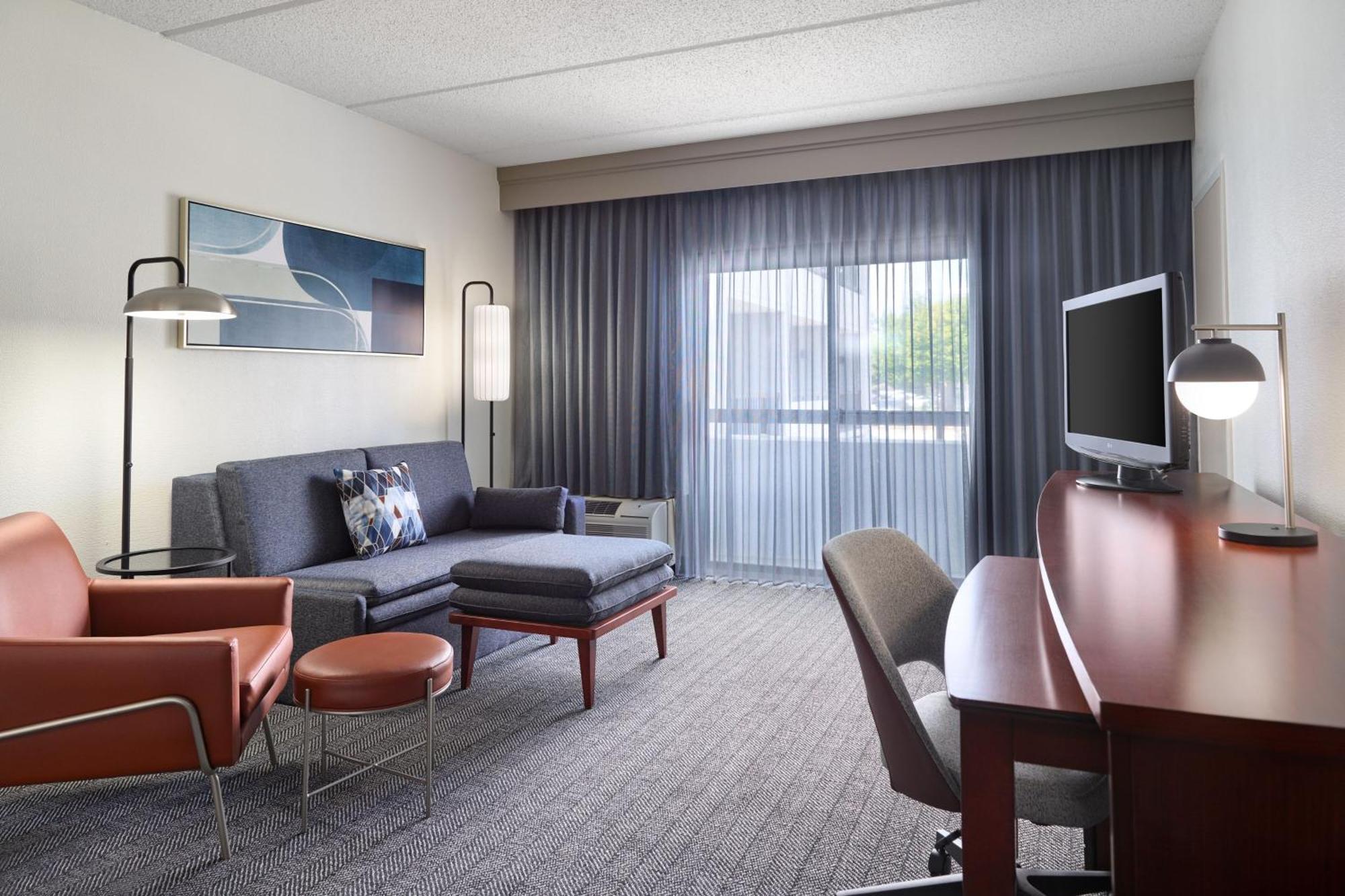 Отель Courtyard By Marriott Atlanta Executive Park/Emory Экстерьер фото
