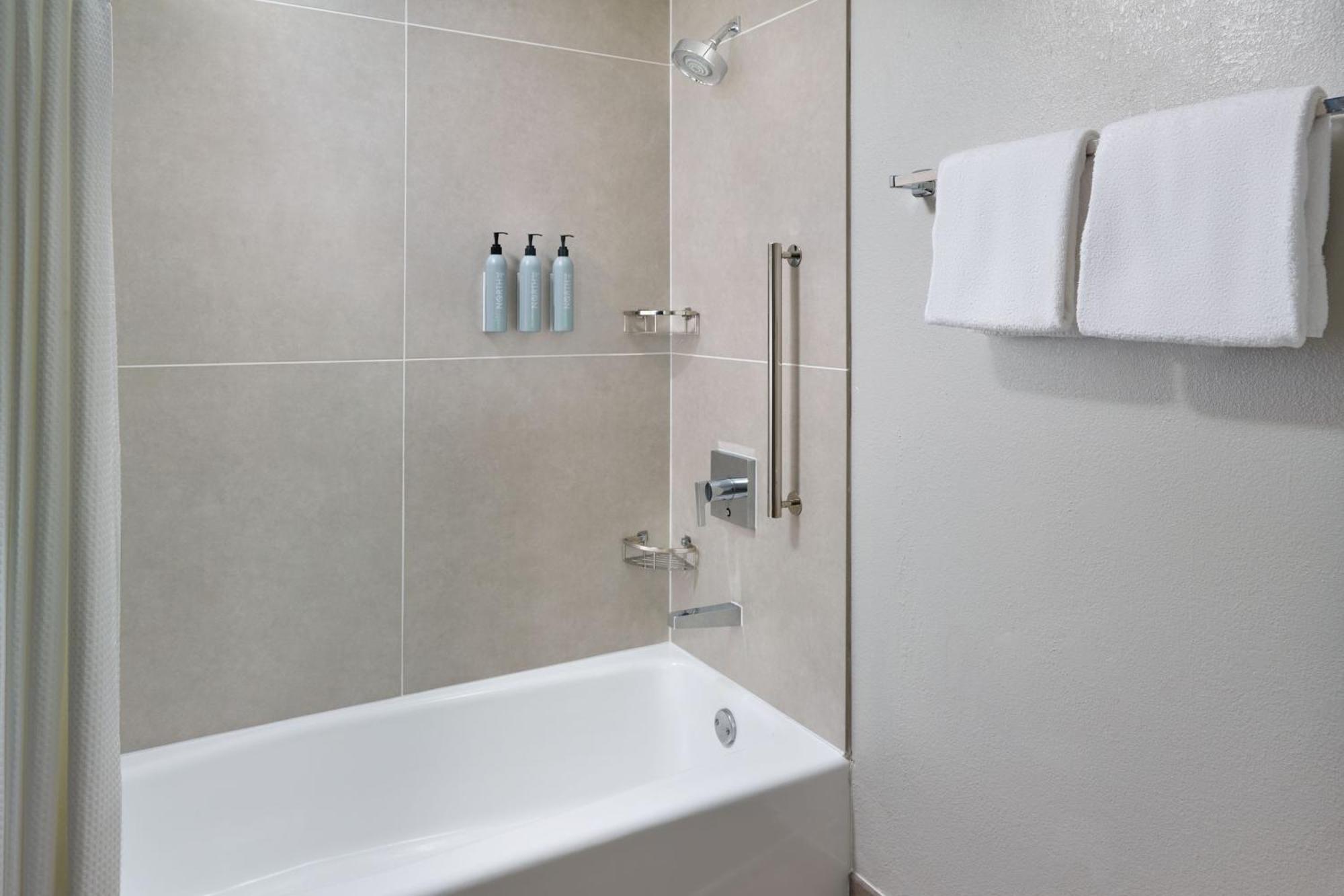 Отель Courtyard By Marriott Atlanta Executive Park/Emory Экстерьер фото