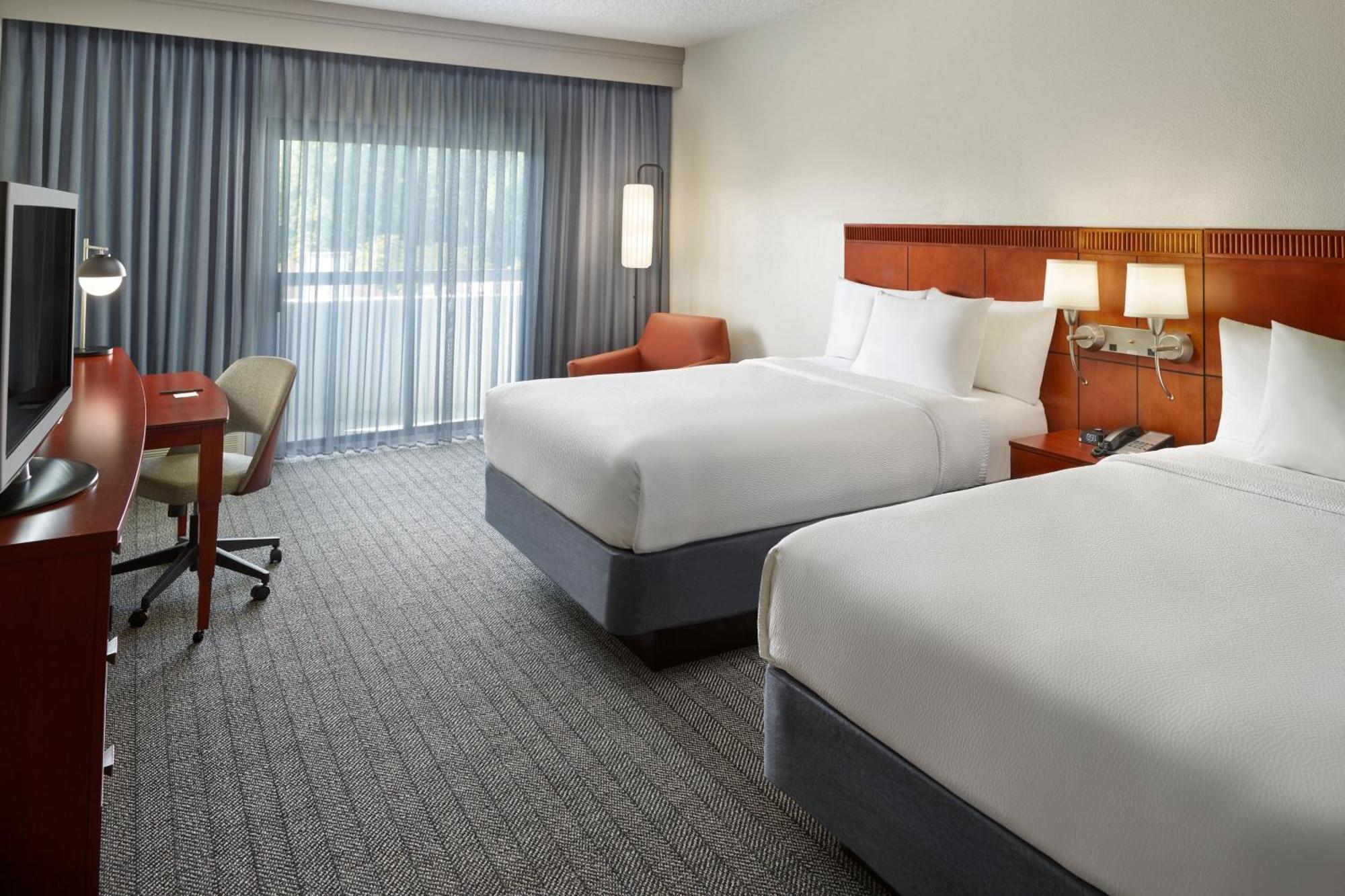 Отель Courtyard By Marriott Atlanta Executive Park/Emory Экстерьер фото