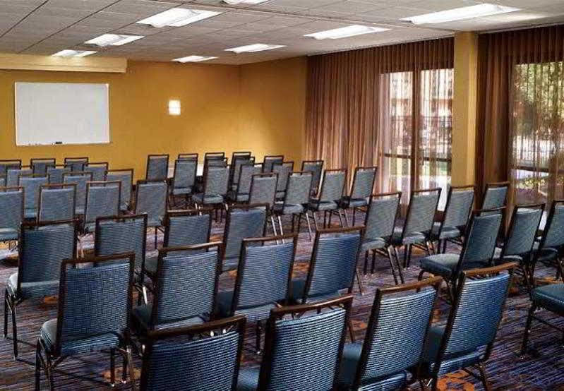 Отель Courtyard By Marriott Atlanta Executive Park/Emory Экстерьер фото